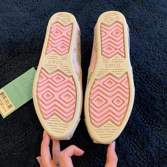 TOMS pink sugar cookie shoe, size 6 & 7 - Picture 4 of 11
